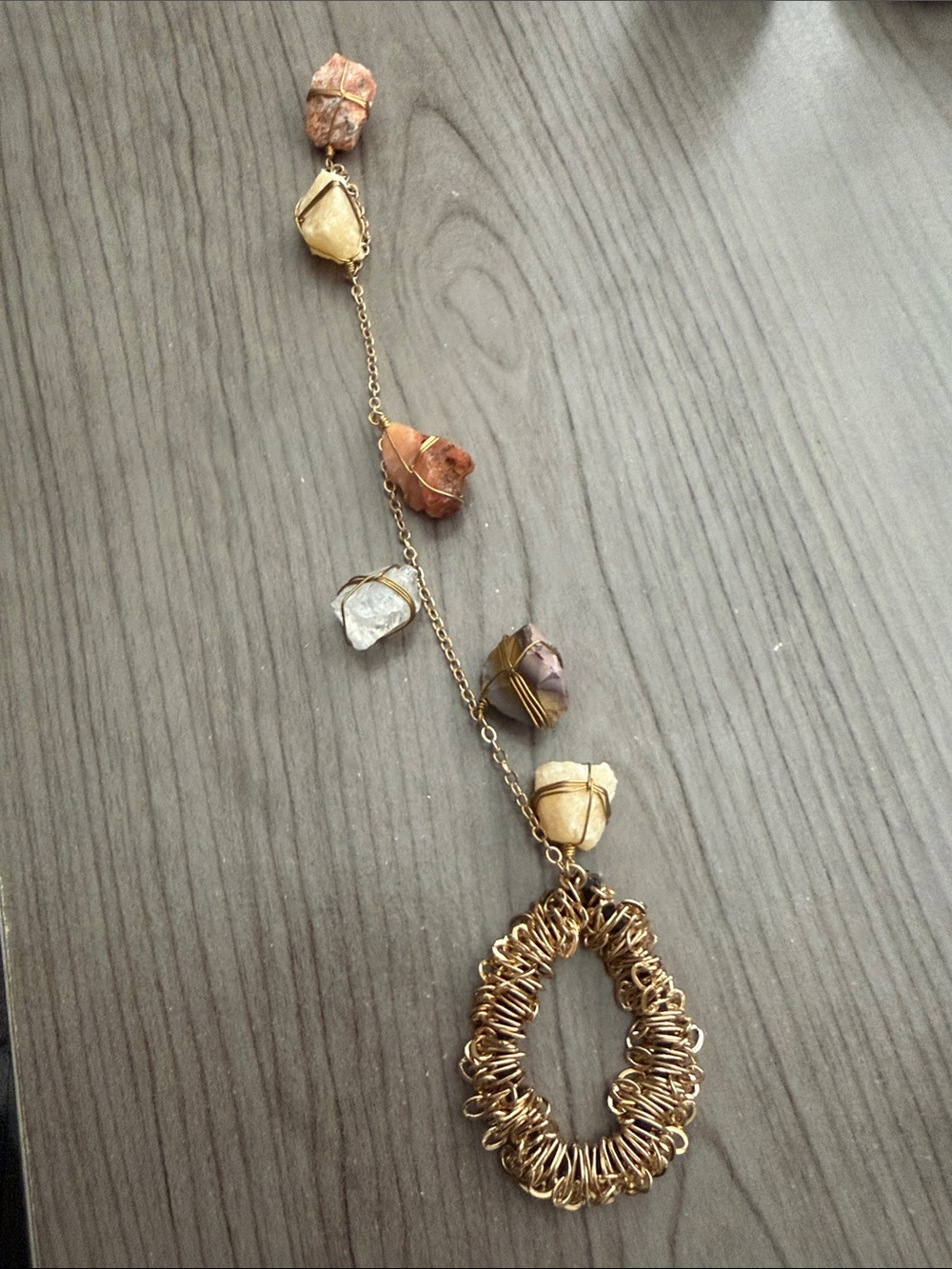 Ariana Ost Dripping Stones Hairtye